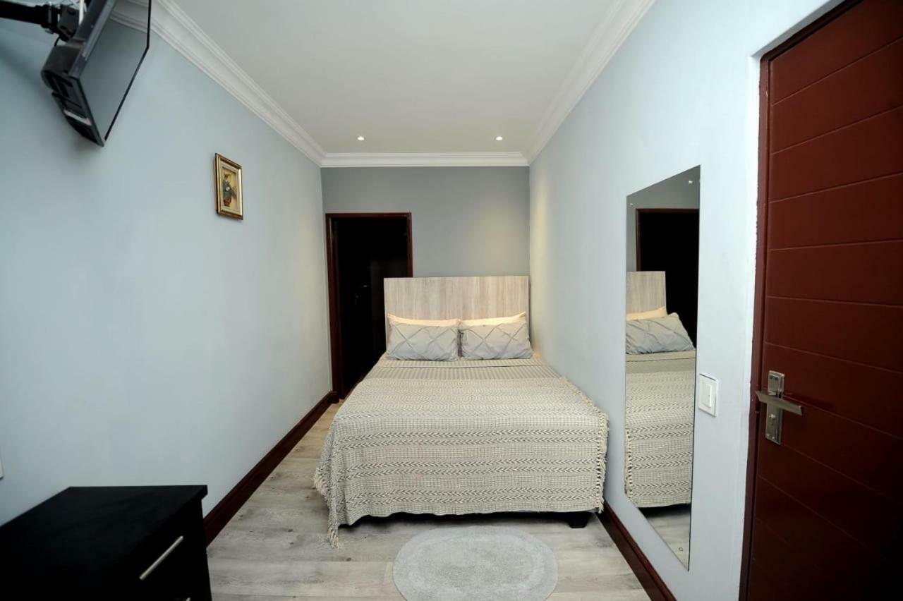 Elly 2* Cape Town
